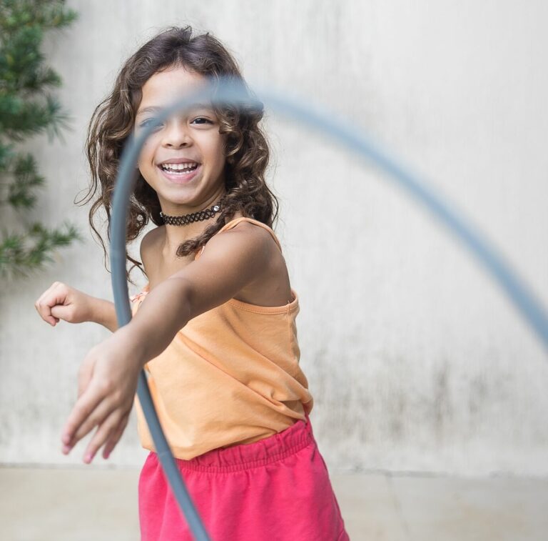 Une élève qui joue avec un cerceau