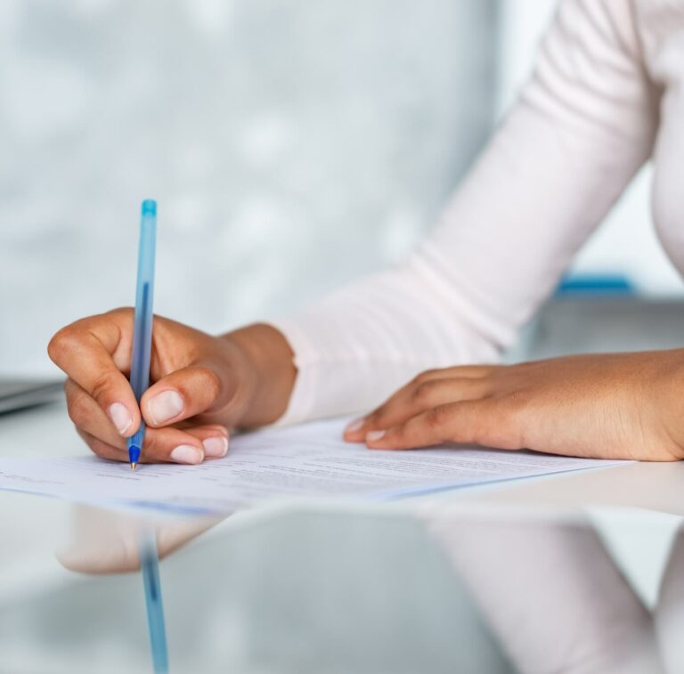 élève qui écrit avec un stylo